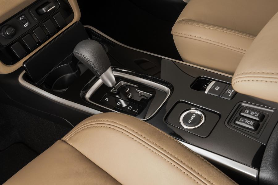 Детали интерьера Mitsubishi Outlander HPE-S 2018 года  (LA) (фото 34 из 40)